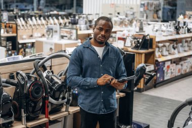 İşçi ev aletleri mağazasında..