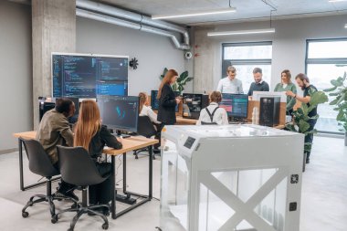 Yüksek kalite 3D yazıcı. Ofiste insanlar var..