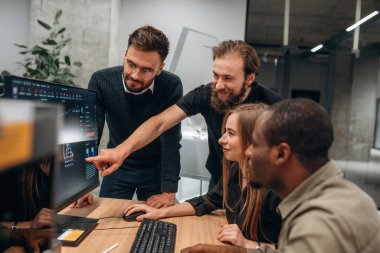 Bilgisayarla. Tasarımcı takımı ofiste birlikte..