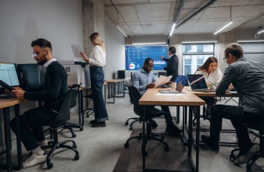 İnsanlar meşgul. Bir grup ofis çalışanı içeride birlikte..