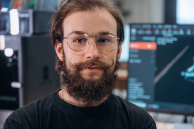 Modern ofisteki adam portresi, 3D baskı tasarımcısı..