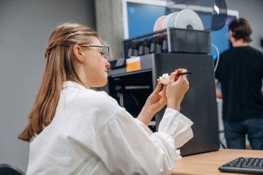 3 boyutlu baskılı kaplumbağa oyuncağını boyuyorum. Tasarımcı takımı ofiste birlikte..