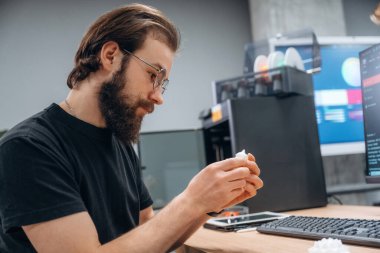 3D yazıcılı bilgisayar. İnsan modern ofiste, tek kişidir..