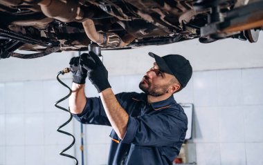 Meşgul, iş devam ediyor. Tamirci bir araba istasyonunda..