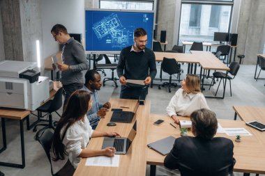 Yeni proje, bir grup insan meşgul. Bir grup ofis çalışanı içeride birlikte..