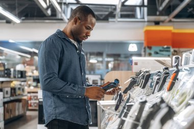 Ev gereçleri dükkanındaki adam..