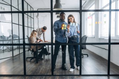 Profesyonel işçiler modern ofiste birlikte çalışıyorlar..