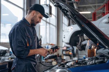 Benzin istasyonu meşgul. Tamirci çalışıyor..