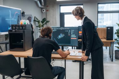 3d yazıcı yazılımı ile göster. Tasarımcı takımı ofiste birlikte..