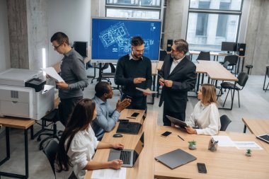 Yeni proje, bir grup insan meşgul. Bir grup ofis çalışanı içeride birlikte..