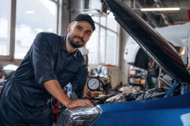İşine odaklan. Tamirci bir araba istasyonunda..