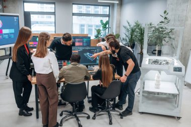 İş projesi, bilgisayarla. Tasarımcı takımı ofiste birlikte..