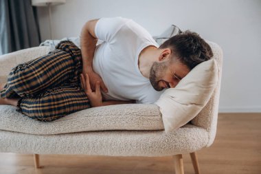 Karın ağrısı var. Hasta adam evde kendini kötü hissediyor..