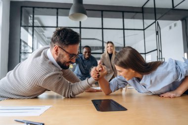 Eğlenceli zamanlardı. Ofis çalışanları bilek güreşi yapıyor..