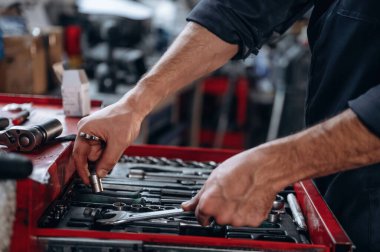 Araç servis istasyonundaki tamircinin görüntüsünü kapat.