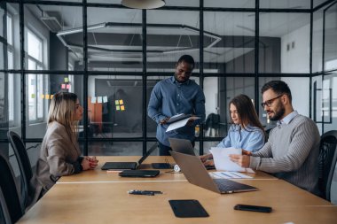 İş kavramı. Profesyonel işçiler modern ofiste birlikte çalışıyorlar..