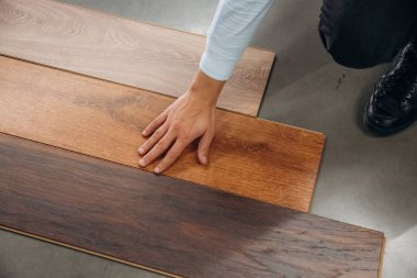 Parkenin yüzeyi. Hırdavatçıda adamın elinin detaylı yakın görüntüsü..