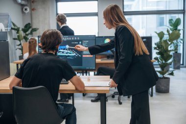 3d yazıcı yazılımı ile göster. Tasarımcı takımı ofiste birlikte..