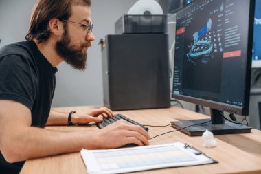 3D yazıcılı bilgisayar. İnsan modern ofiste, tek kişidir..