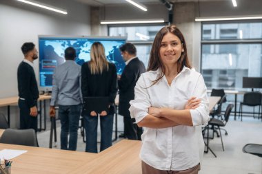 Bir grup ofis çalışanı içeride birlikte..