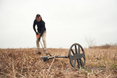 Çukur kazıyorum. Sahada metal dedektörü olan bir adam var..