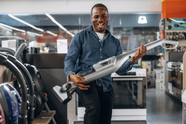 Ev gereçleri dükkanındaki adam..