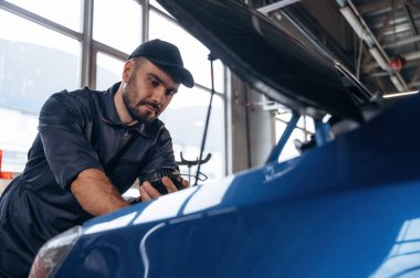 İşine odaklan. Tamirci bir araba istasyonunda..