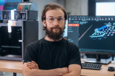 Modern ofisteki adam portresi, 3D baskı tasarımcısı..