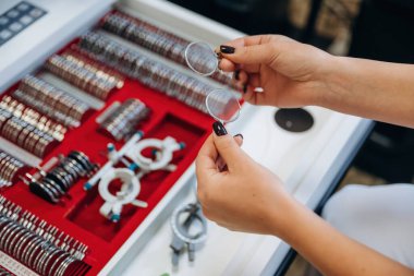 Bir sürü nesne. Oftalmolojist ekipmandaki farklı lensleri seçiyor..