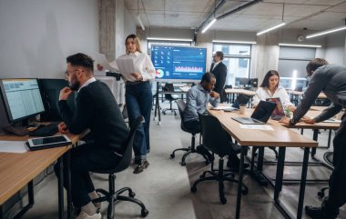 İnsanlar meşgul. Bir grup ofis çalışanı içeride birlikte..