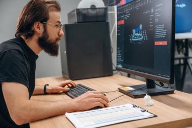 3D yazıcılı bilgisayar. İnsan modern ofiste, tek kişidir..