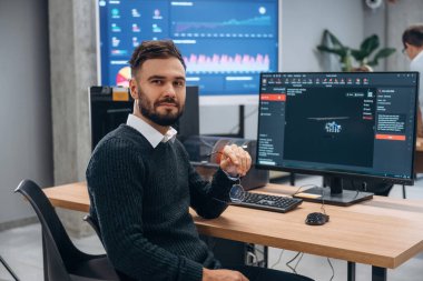 İnsan modern ofiste, tek kişidir..