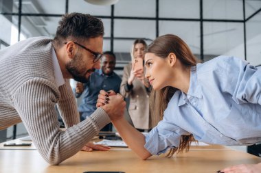 Eğlenceli zamanlardı. Ofis çalışanları bilek güreşi yapıyor..