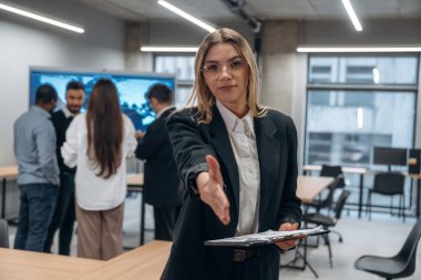 Kadının ön görüntüsü. Bir grup ofis çalışanı içeride birlikte..