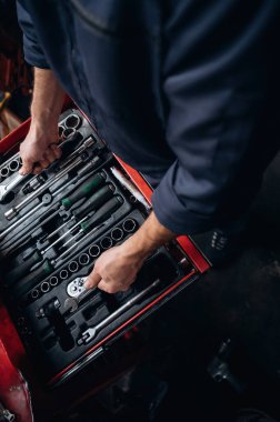 Bir sürü araçtan seçmeler. Araç servis istasyonundaki tamircinin görüntüsünü kapat.