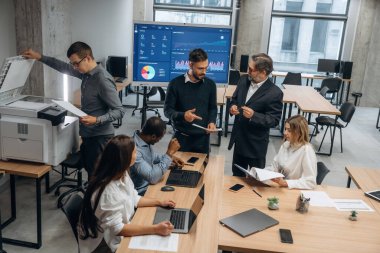 Profesyonel şirket. Bir grup ofis çalışanı içeride birlikte..