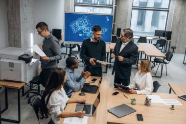 Yeni proje, bir grup insan meşgul. Bir grup ofis çalışanı içeride birlikte..