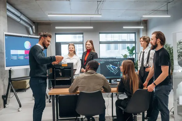 Masada 3D yazıcı var. Tasarımcı takımı ofiste birlikte..
