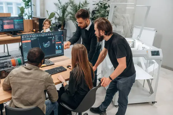 Birlikte bir proje üzerinde çalışıyoruz. Tasarımcı ekibi ofiste..