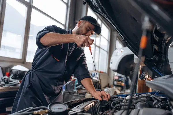 Benzin istasyonu meşgul. Tamirci çalışıyor..