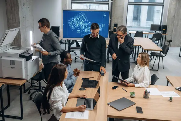 Yeni proje, bir grup insan meşgul. Bir grup ofis çalışanı içeride birlikte..