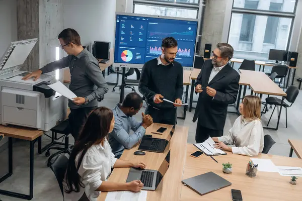 Profesyonel şirket. Bir grup ofis çalışanı içeride birlikte..