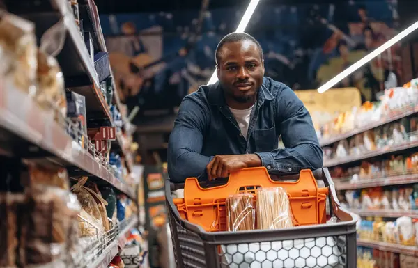 Erkek müşteri süpermarkette..