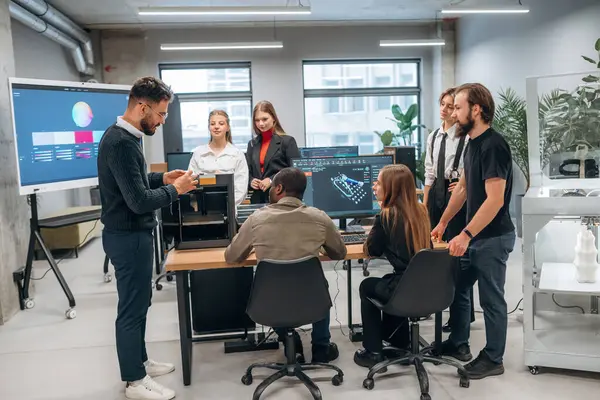 Masada 3D yazıcı var. Tasarımcı takımı ofiste birlikte..
