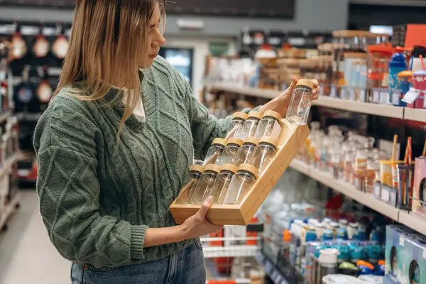 Mutfak eşyaları. Kadın hırdavatçı dükkanında, alışveriş konsepti..