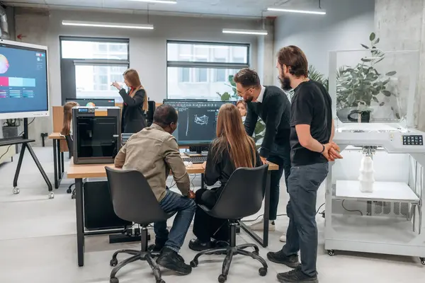 Birlikte bir proje üzerinde çalışıyoruz. Tasarımcı ekibi ofiste..