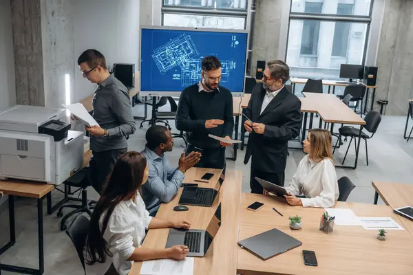 Yeni proje, bir grup insan meşgul. Bir grup ofis çalışanı içeride birlikte..