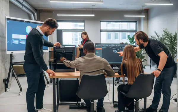 Masada 3D yazıcı var. Tasarımcı takımı ofiste birlikte..
