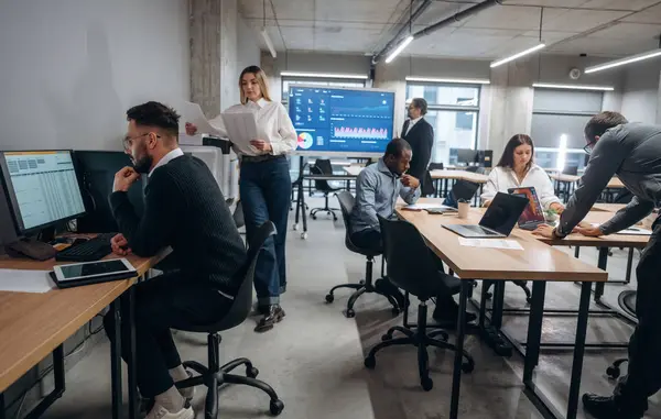 İnsanlar meşgul. Bir grup ofis çalışanı içeride birlikte..