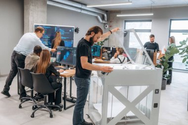 Yüksek kalite 3D yazıcı. Ofiste insanlar var..